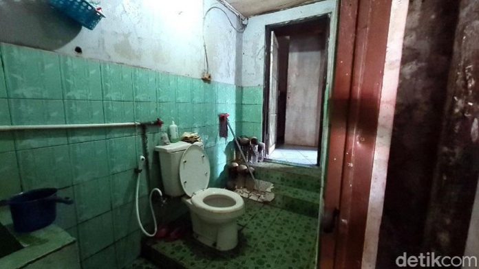 melihat-lorong-rahasia-tempat-penyimpanan-ribuan-botol-miras-di-sukabumi_169