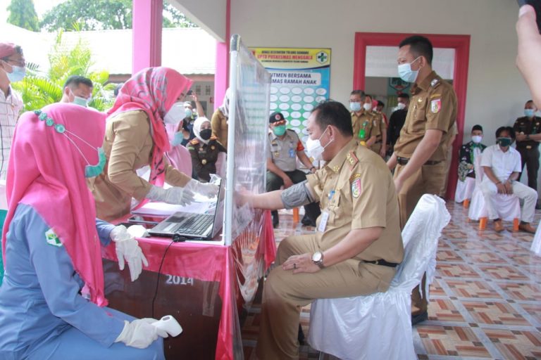 Sekretaris Daerah Tulang Bawang Ikuti Suntik Vaksin Covid-19.