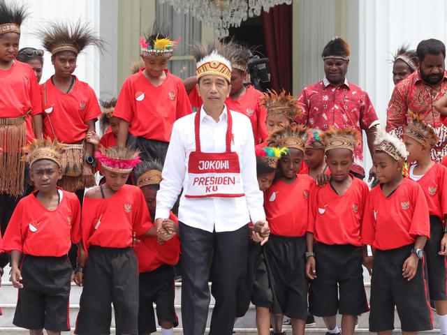 074620100_1570771080-20191011-Jokowi-Anak-Papua-10