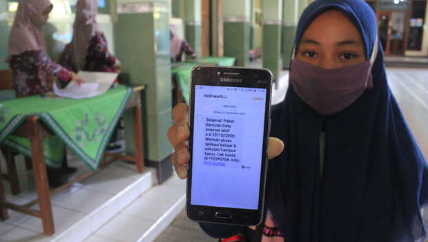 Seorang Siswi menunjukkan pesan pemberitahuan mendapatkan kuota gratis dari Kemendikbud di SMP NU Al Ma'ruf, Kudus, Jawa Tengah, Selasa (29/9/2020).
