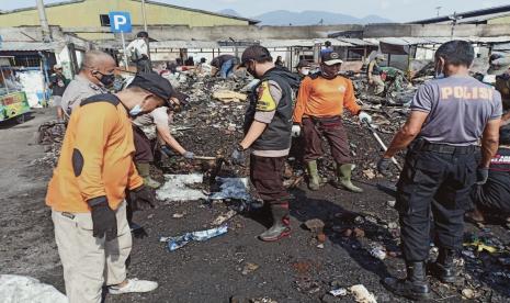 petugas gabungan membersihkan pasar ciawi