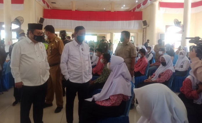 dprd natuna dampingi menkopolhukam tinjau vaksinasi 2