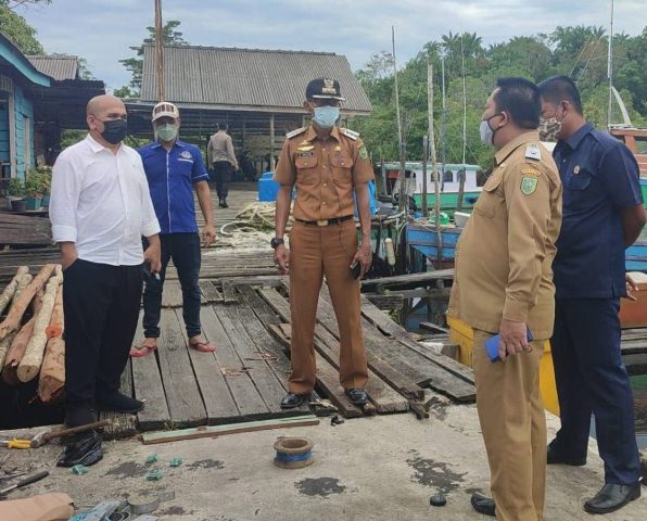 wan aris tinjau lampu penerangan