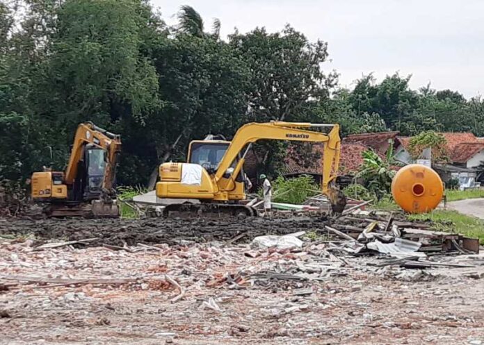 Pemcam Tukdana Tindak Tegas Bangunan Liar