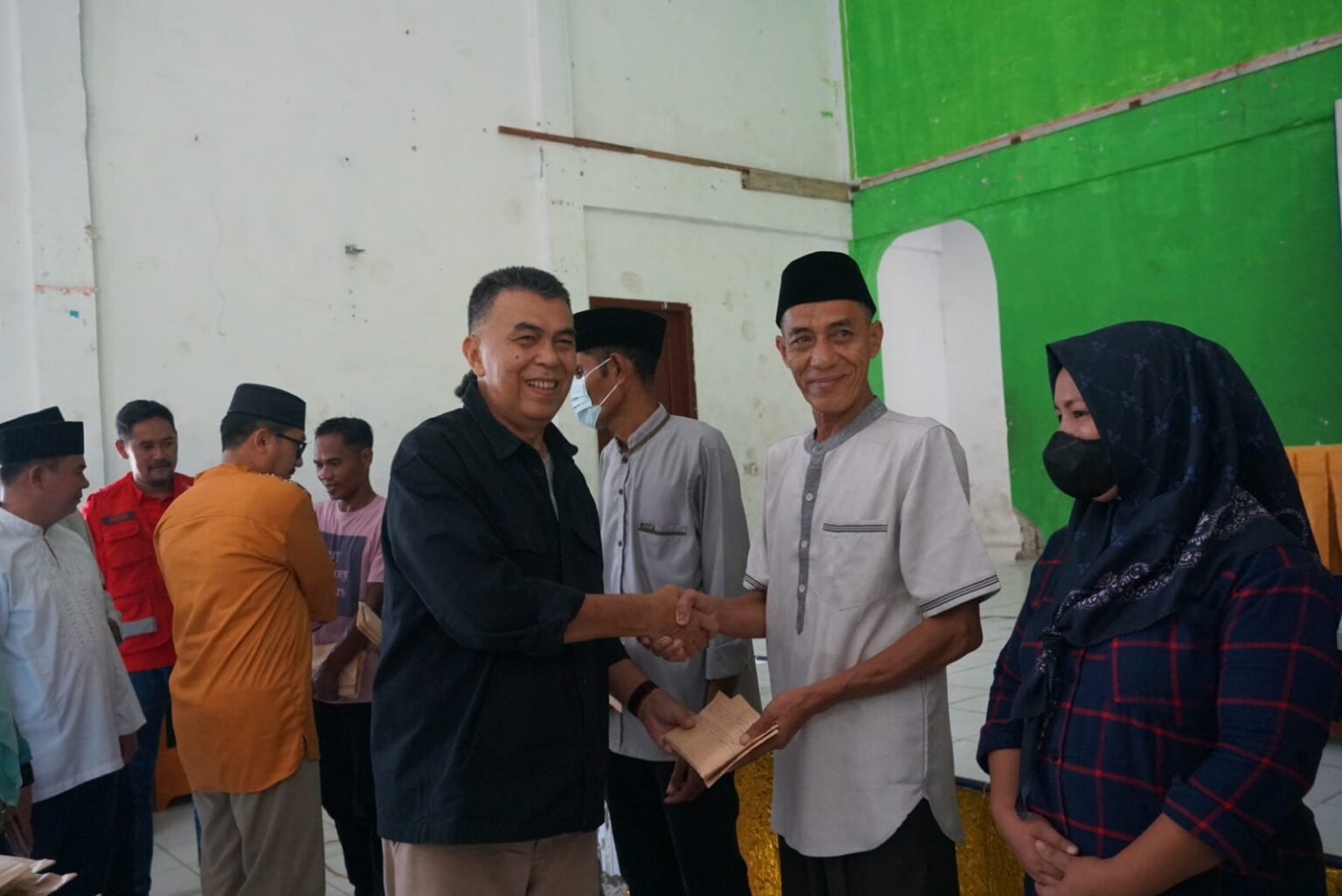 Pemda Natuna Serahkan Secara Langsung Donasi Untuk Korban Bencana Serasan 3