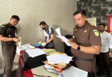 Usut Kasus Korupsi Dana Hibah KONI Karimun, Tim Penyidik Kejari Lakukan Penggeledahan Paksa