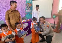 Kapolres Anambas Dampingi Bupati Serahkan Perlengkapan Sekolah untuk Anak PAUD-TK