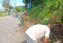Babinsa Serda Binran Ajak Warga Letung Gotong Royong Bersihkan Badan Jalan