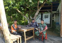 Perkuat Sinergi, Babinsa Serma Edi Sucipto Laksanakan Komsos dengan Danposal Jemaja