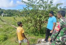 Babinsa Sertu Olih Solih Komsos dengan Ketua Poktan Sidodadi Desa Bukit Padi