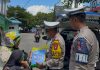 Polres Kepulauan Anambas Bagikan Beras kepada Pengendara Tertib dalam Rangka Operasi Zebra