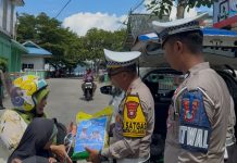 Polres Kepulauan Anambas Bagikan Beras kepada Pengendara Tertib dalam Rangka Operasi Zebra