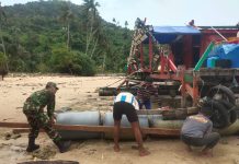 Sambil Komsos, Serda Binran Bantu Warga Desa Landak Merehab Kapal Bagan