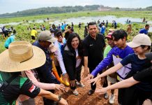 Gotong Royong bersama Masyarakat Bersihkan Waduk Duriangkang