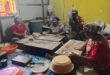 Babinsa Serda Binran Lakukan Komsos dengan Pelaku Usaha Kerupuk Atom Jemaja