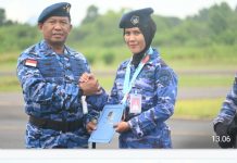 Danlanud RSA Natuna Serahkan Reward Dua Atlet Lanud RSA Juara Kasau Cup dan Dankor Brimob Cup 2025 Tingkat Nasional