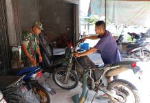 Babinsa Sertu Suriadi Jalin Komsos dengan Pemilik Bengkel Motor di Kampung Baru