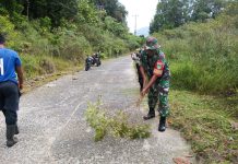 Babinsa Serma Edi Sucipto Ajak Warga Kuala Maras Gotong Royong Bersihkan Jalan Desa