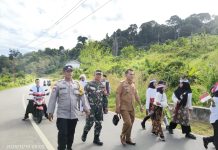 Babinsa Sertu Olih Solih Dampingi Pengamanan Pawai Hari Pahlawan di Desa Bukit Padi