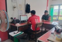 Babinsa Serma F.A Sihombing Jalin Komsos dengan Staf Kantor Pos Letung Bahas Penyaluran Bansos