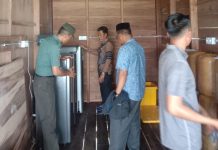 Babinsa Koptu Fian Hendratmo Tinjau Usaha Es Batu BUMDes Sunggak Bersama Camat Jemaja Barat