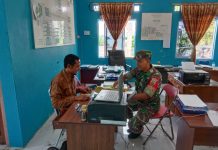 Babinsa Koptu Fian Hendratmo Gelar Komsos Bahas Pendirian Koperasi Merah Putih di Desa Keramut