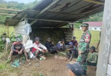 Babinsa Sertu Olih Solih Komsos Bersama Ketua Poktan Mekar Asih Desa Bukit Padi