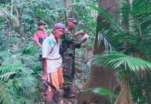 Babinsa Serda Binran Dampingi Pengukuran dan Pemasangan Patok Lahan Warga di Desa Rewak