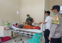 Babinsa Serma Edi Sucipto Jenguk Warga Binaan yang Sakit di Puskesmas Jemaja Timur