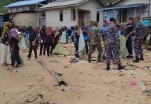 Serda R.A. Binran Bol Hutabarat Bersama Warga dan Pelajar SDN 009 Landak Gelar Karya Bakti Bersihkan Sampah Pantai