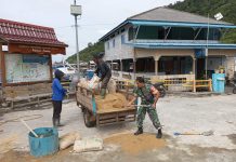 Babinsa Koramil 04/Letung Bantu Warga Turunkan Pasir untuk Perbaikan Jalan di Kuala Maras