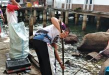 Pemdes Sri Tanjung Gelar Gotong Royong Bersihkan Sampah di Bawah Rumah Warga