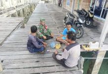 Babinsa Koramil 04/Letung Komsos dengan Warga Nelayan Letung, Imbau Waspada Cuaca Ekstrem