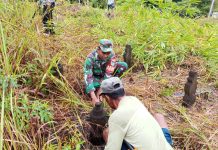 Babinsa Serma Edi Sucipto Gotong Royong Bersihkan TPU Kuala Maras Sambut Ramadhan 1447 H