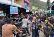 Warga Berburu Takjil, Simpang Tiga Pelabuhan-BRI Tarempa Macet, Petugas Minim