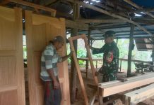 Koptu Fian Hendratmo Komsos dengan Pengrajin Mebel di Desa Mampok, Dorong Promosi Lewat Medsos