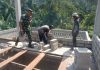 Babinsa Koptu Fian Hendratmo Laksanakan Komsos dengan Pekerja Bangunan di Jemaja