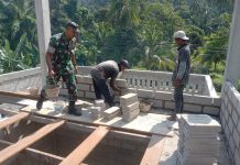 Babinsa Koptu Fian Hendratmo Laksanakan Komsos dengan Pekerja Bangunan di Jemaja