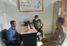 Babinsa Sertu Olih Solih Monitoring Wilayah dan Komsos di UPT Balai Benih Terpadu Desa Bukit Padi