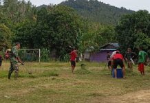 Serda R.A. Binran Bol Hutabarat Bersama Warga Bersihkan Lapangan Bola Desa Rewak Jelang Turnamen Cup VIII