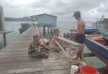 Babinsa Koptu Fian Hendratmo Laksanakan Komsos dengan Nelayan Letung, Tekankan Keselamatan Melaut