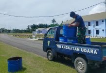 Lanud RSA Natuna Wujudkan Misi Bersih dari Sampah Plastik, Puluhan Tong Sampah Dipasang di Jalan Adi Sucipto