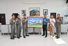 Danlanud RSA Terima Lukisan Pesawat, Camar Family Abadikan Tugas Udara di Natuna
