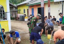 Serda R.A. Binran Bol Hutabarat Gotong Royong Bersihkan Masjid Al-Musarafah di Desa Landak