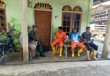 Bulan Ramadan, Babinsa Koptu Fian Hendratmo Tingkatkan Silaturahmi dengan Petugas Kebersihan di Letung