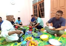 Bukber di Rumah Haji Di, Danlanud RSA Nikmati Makanan Khas Natuna