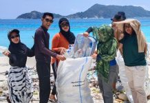 Jejak Sampah di Pulau Hiu Perjalanan 2 Jam Pemuda Kiabu Menjaga Laut Tetap Bernapas