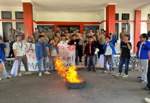 Asap Protes di Dinkes Tasikmalaya: Mahasiswa Soroti Dugaan Pemborosan dan Nasib Honorer RSUD