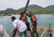 Serda R.A. Binran Bol Hutabarat Bantu Warga Pasang Tiang Pelantar Tambatan Perahu di Desa Landak