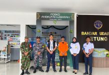 Sertu Olih Solih dan Serda Binran Bersinergi Lakukan Pengamanan Arus Mudik Lebaran di Bandara Letung